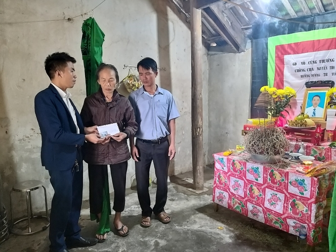 Trao tiền ủng hộ gia đình nạn nhân tử vong ở Anh có hoàn cảnh khó khăn trao tien ung ho gia dinh nan nhan tu vong o anh co hoan canh kho khan