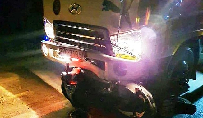 bi xe tai tong trung 3 thanh nien tren xe may thuong vong