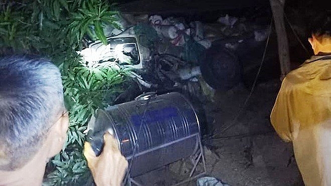 Xe tải chở nông sản lao xuống vực sâu 50m, lái xe tử vong trong cabin bẹp dúm xe tai cho nong san lao xuong vuc sau 50m lai xe tu vong trong cabin bep dum