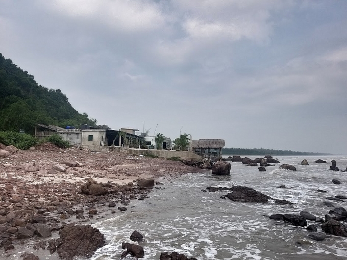 Hàng loạt nhà hàng, quán ăn vô tư lấn chiếm biển cửa Hiền nghe an hang loat nha hang quan an vo tu lan chiem bien cua hien