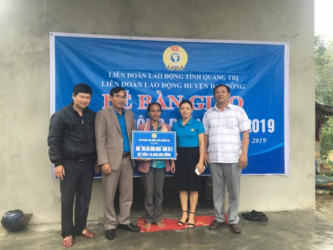 trao tang 45 can nha mai am cong doan cho cac doan vien kho khan
