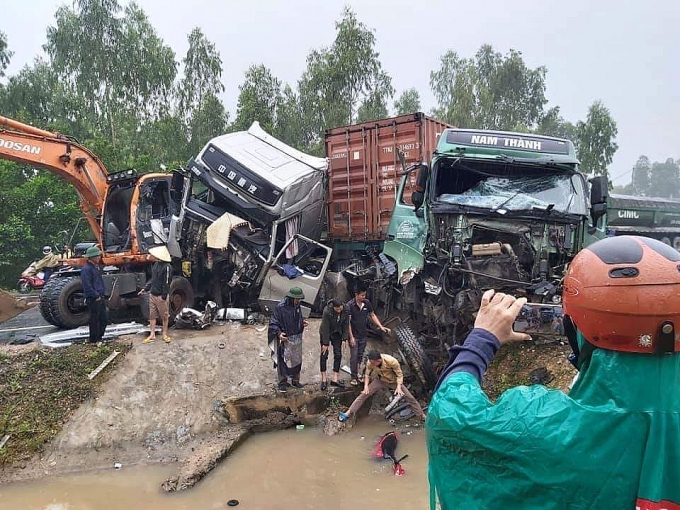 Xe tải va chạm liên hoàn trên quốc lộ, 3 lái xe trọng thương xe tai va cham lien hoan tren quoc lo 3 lai xe trong thuong