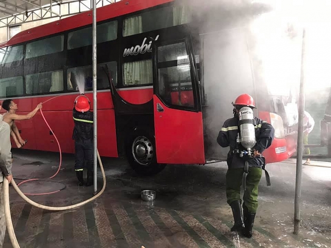 Kịp thời khống chế đám cháy trên xe khách giường nằm tiền tỷ kip thoi khong che dam chay tren xe khach giuong nam tien ty