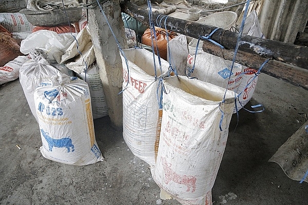 Triệt phá cơ sở sản xuất "chui", thu giữ hàng tấn mỡ bẩn triet pha co so san xuat chui thu giu hang tan mo ban chuan bi dua ra thi truong