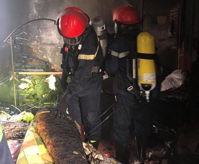 la quan ao nguoi phu nu khien can nha chim trong bien lua