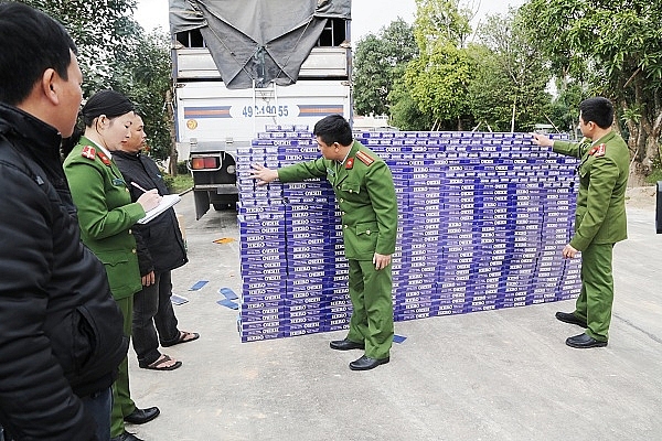 Bắt giữ xe tải chở 10.000 bao thuốc lá lậu trên đường ra Hà Nội tiêu thụ bat giu xe tai cho 10000 bao thuoc la lau tren duong ra ha noi tieu thu