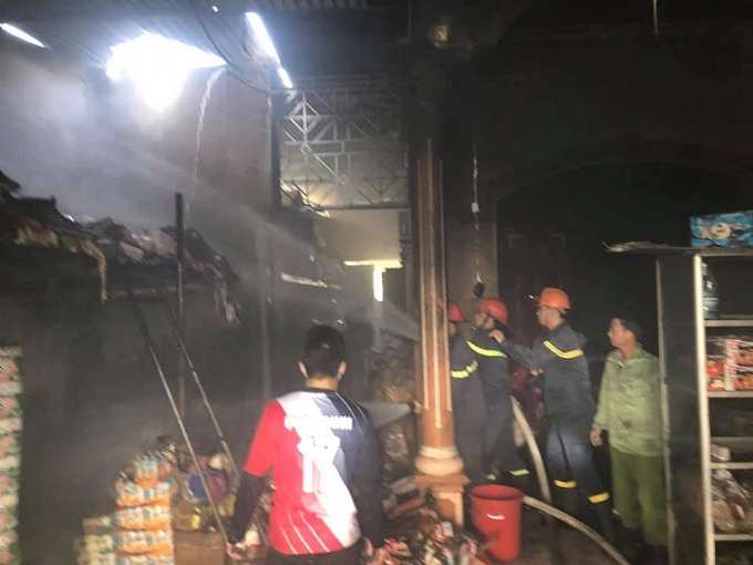 Cửa hàng tạp hóa bốc cháy dữ dội, nhiều tài sản bị thiêu rụi cua hang tap hoa boc chay du doi nhieu tai san bi thieu rui
