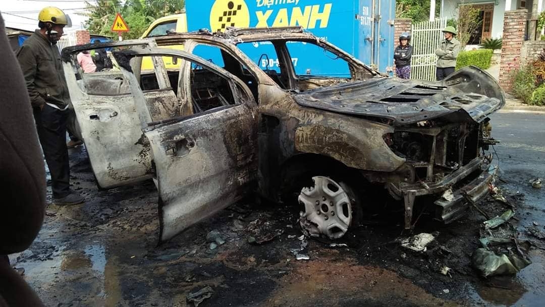 Xe bán tải Ford Ranger bốc cháy trơ khung khi lưu thông trên tỉnh lộ