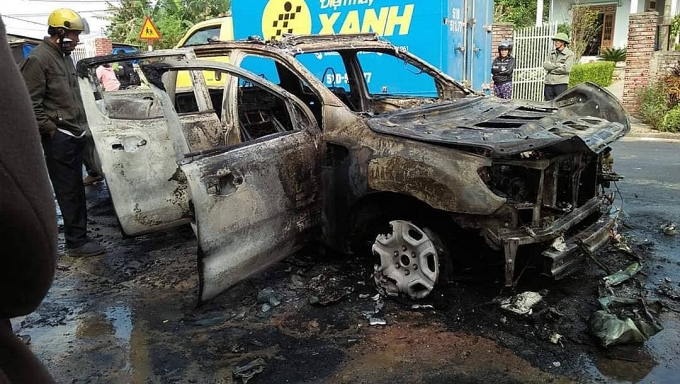 xe ban tai ford ranger boc chay tro khung khi luu thong tren tinh lo