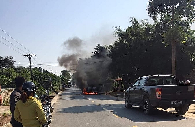 xe ban tai ford ranger boc chay tro khung khi luu thong tren tinh lo