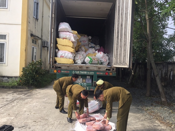 12 tan noi tang boc mui hoi thoi tren xe container chuan bi len ban nhau