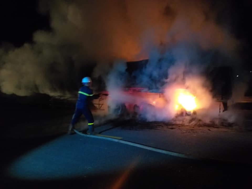 Bà hỏa ghé thăm, xe rơ-moóc chở than chìm trong biển lửa