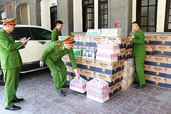 Tạm giữ 2 xe ô tô vận chuyển 330 két bia không rõ nguồn gốc tam giu 2 xe o to van chuyen 330 ket bia khong ro nguon goc