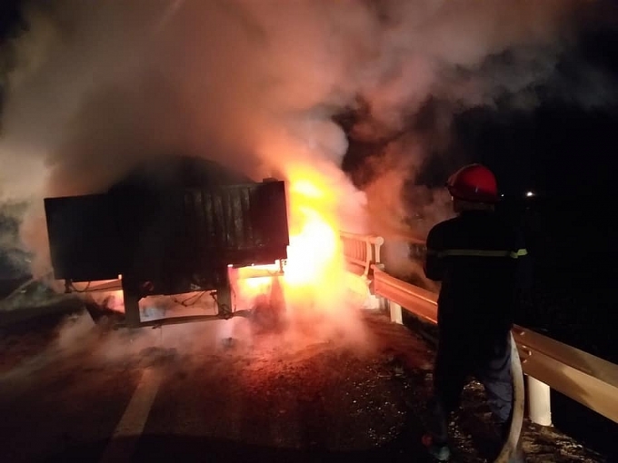 Bà hỏa ghé thăm, xe rơ-moóc chở than chìm trong biển lửa ba hoa ghe tham xe ro mooc cho than chim trong bien lua