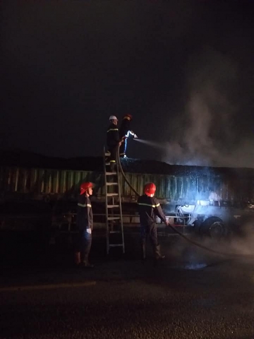 Bà hỏa ghé thăm, xe rơ-moóc chở than chìm trong biển lửa ba hoa ghe tham xe ro mooc cho than chim trong bien lua