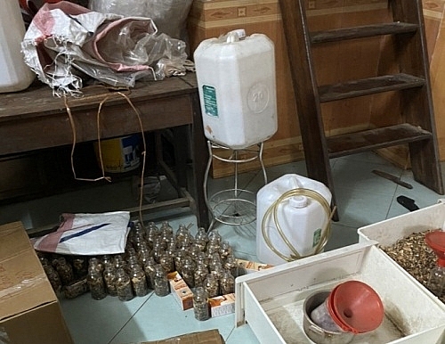 Bắt quả tang cơ sở có dấu hiệu làm giả số lượng lớn hoá mỹ phẩm bat qua tang co so co dau hieu lam gia so luong lon hoa my pham