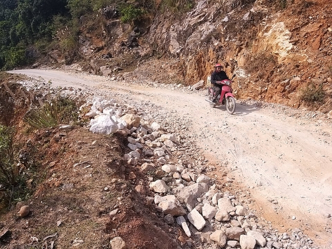 Cung đường 48 ở 'thủ phủ đá trắng' xứ Nghệ oằn mình vì xe quá khổ, quá tải cung duong 48 o thu phu da trang xu nghe oan minh vi xe qua kho qua tai