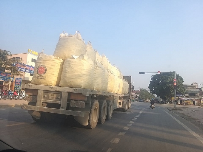 Cung đường 48 ở 'thủ phủ đá trắng' xứ Nghệ oằn mình vì xe quá khổ, quá tải cung duong 48 o thu phu da trang xu nghe oan minh vi xe qua kho qua tai