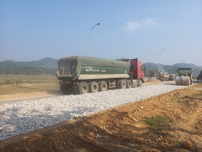 Cung đường 48 ở 'thủ phủ đá trắng' xứ Nghệ oằn mình vì xe quá khổ, quá tải cung duong 48 o thu phu da trang xu nghe oan minh vi xe qua kho qua tai