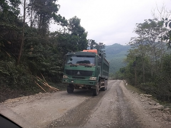 Cung đường 48 ở 'thủ phủ đá trắng' xứ Nghệ oằn mình vì xe quá khổ, quá tải cung duong 48 o thu phu da trang xu nghe oan minh vi xe qua kho qua tai