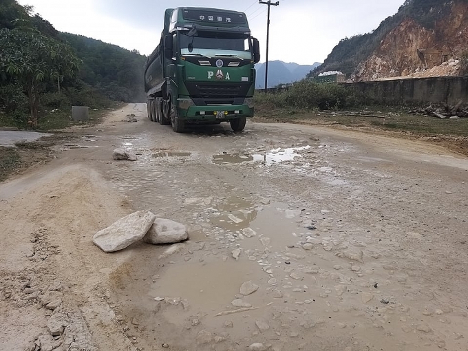 Cung đường 48 ở 'thủ phủ đá trắng' xứ Nghệ oằn mình vì xe quá khổ, quá tải cung duong 48 o thu phu da trang xu nghe oan minh vi xe qua kho qua tai