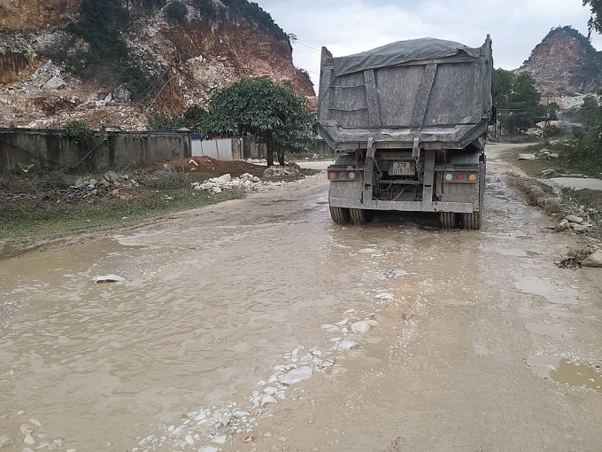 Cung đường 48 ở 'thủ phủ đá trắng' xứ Nghệ oằn mình vì xe quá khổ, quá tải cung duong 48 o thu phu da trang xu nghe oan minh vi xe qua kho qua tai