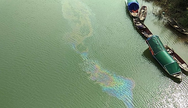 Vệt dầu loang đe dọa nguồn nước sinh hoạt của người dân vùng hạ nguồn