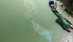 chong tu vong tai cho vo bi thuong nang xe may nam gon duoi gam xe tai