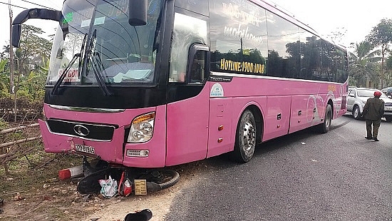 Đi mua quà sinh nhật cho con, vợ chồng trẻ bị tai nạn thương vong di mua qua sinh nhat cho con vo chong tre bi tai nan thuong vong