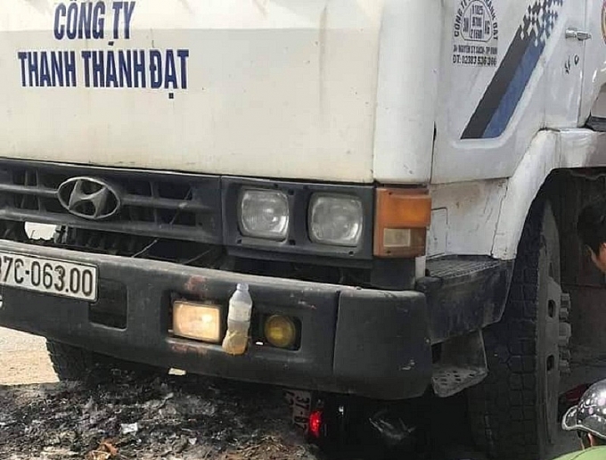 chong tu vong tai cho vo bi thuong nang xe may nam gon duoi gam xe tai