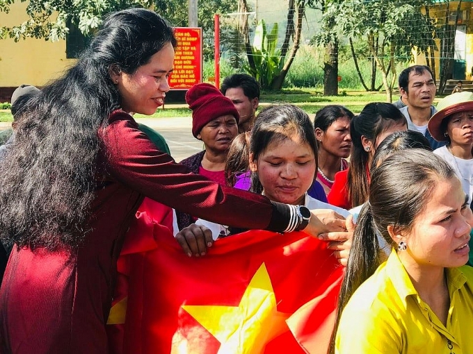 Vận động trao cờ Tổ quốc cho đồng bào 5 xã biên giới van dong trao co to quoc cho dong bao 5 xa bien gioi