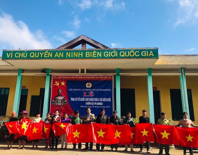 Vận động trao cờ Tổ quốc cho đồng bào 5 xã biên giới van dong trao co to quoc cho dong bao 5 xa bien gioi
