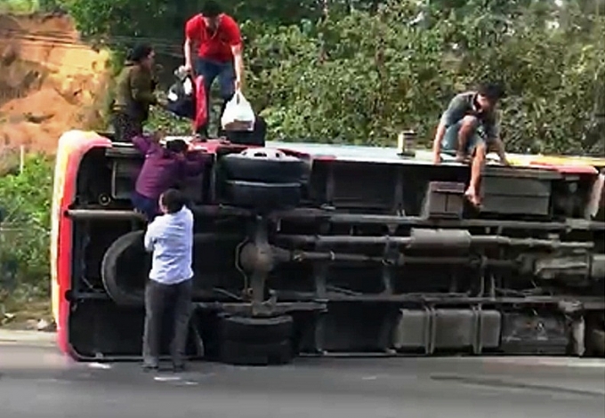 Xe buýt lật ở khúc cua, nhiều hành khách phá cửa kính tìm lối thoát xe buyt lat o khuc cua nhieu hanh khach pha cua kinh tim loi thoat