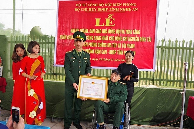 Đại úy biên phòng bị đạn xuyên trúng cột sống, liệt hai chân không đầu hàng số phận dai uy bien phong bi dan xuyen trung cot song liet hai chan khong dau hang so phan