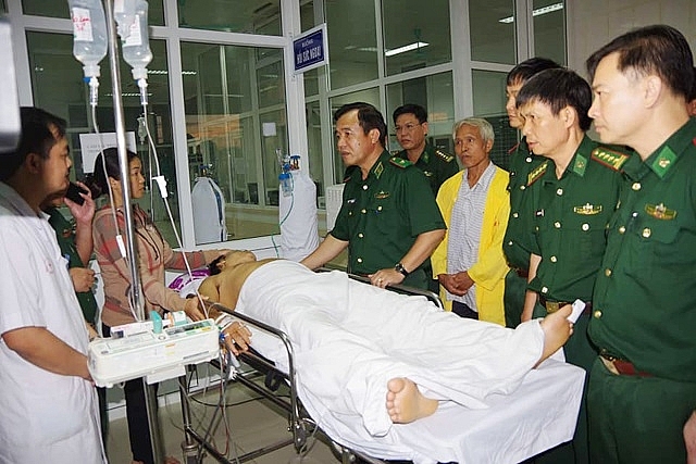 Đại úy biên phòng bị đạn xuyên trúng cột sống, liệt hai chân không đầu hàng số phận dai uy bien phong bi dan xuyen trung cot song liet hai chan khong dau hang so phan