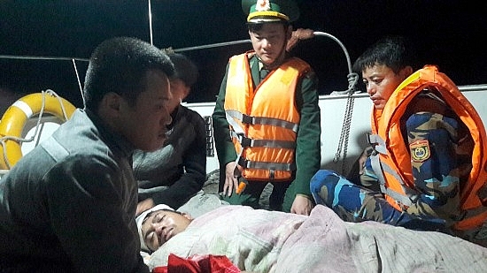 Ngã xuống bom tàu bất tỉnh, một ngư dân được ứng cứu kịp thời nga xuong bom tau bat tinh mot ngu dan duoc ung cuu kip thoi