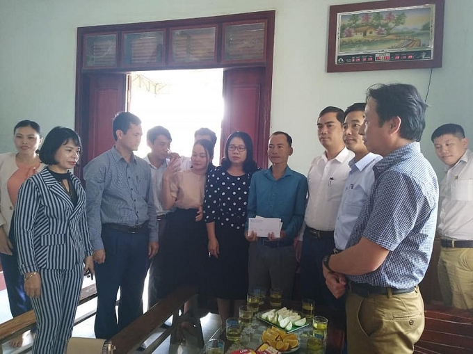 trao so tien 145 trieu cho thay giao 13 nam chay than