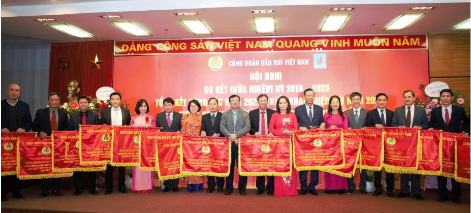 “Quản trị biến động – Tối ưu giá trị – Đẩy mạnh tiêu thụ – Nỗ lực vượt khó – Nắm bắt cơ hội – An toàn về đích”. “Quản trị biến động – Tối ưu giá trị – Đẩy mạnh tiêu thụ – Nỗ lực vượt khó – Nắm bắt cơ hội – An toàn về đích”.