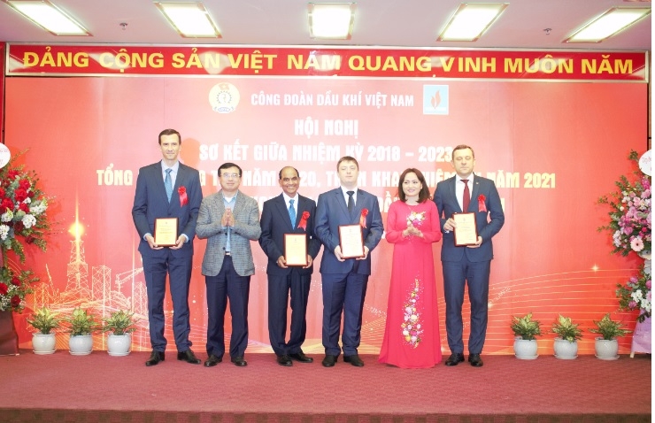 “Quản trị biến động – Tối ưu giá trị – Đẩy mạnh tiêu thụ – Nỗ lực vượt khó – Nắm bắt cơ hội – An toàn về đích”. “Quản trị biến động – Tối ưu giá trị – Đẩy mạnh tiêu thụ – Nỗ lực vượt khó – Nắm bắt cơ hội – An toàn về đích”.