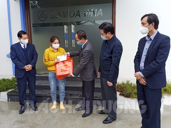 CNLĐ tỉnh ngoài ở Hải Dương được tặng quà Tết