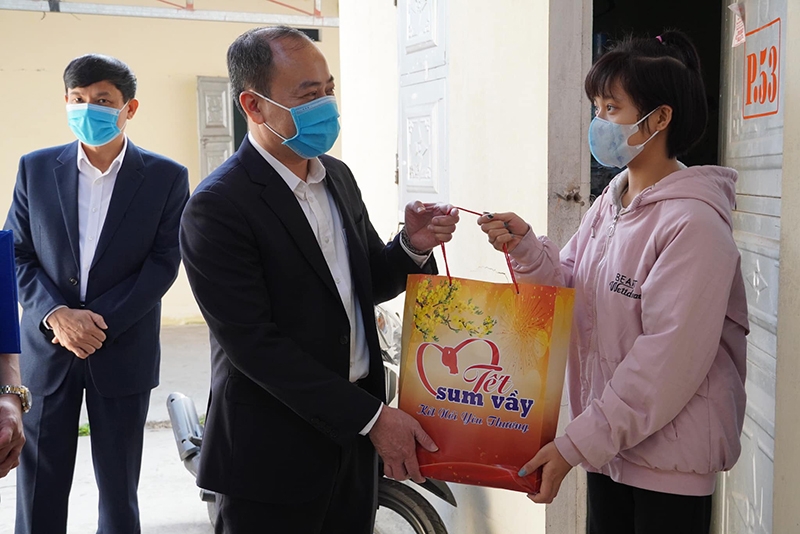 CNLĐ tỉnh ngoài ở Hải Dương được tặng quà Tết