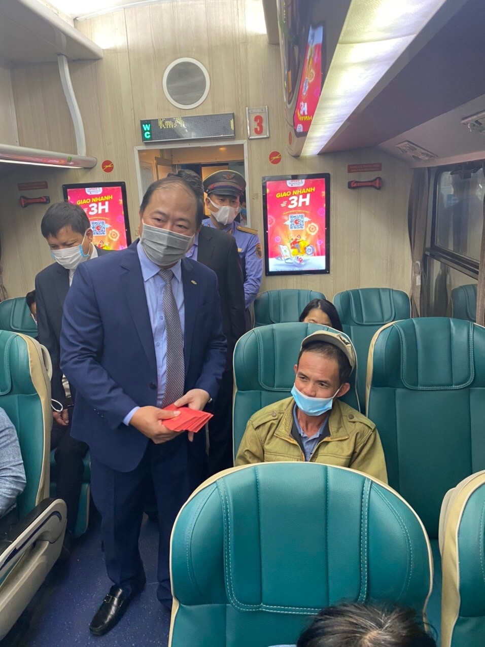 Chuyến tàu cuối cùng rời sân ga đêm Giao thừa