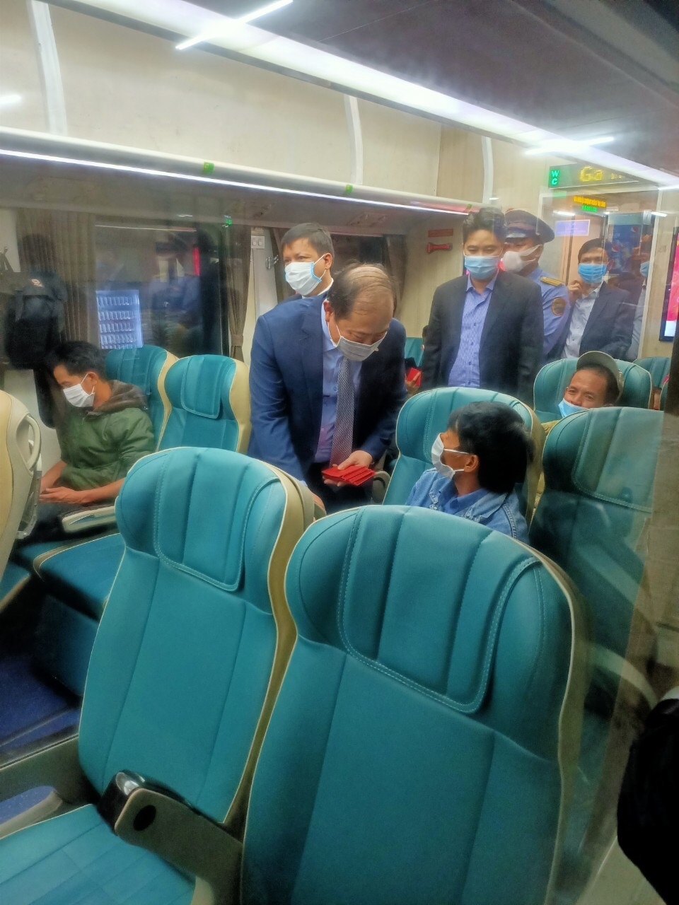 Chuyến tàu cuối cùng rời sân ga đêm Giao thừa Chuyến tàu cuối cùng rời sân ga đêm Giao thừa