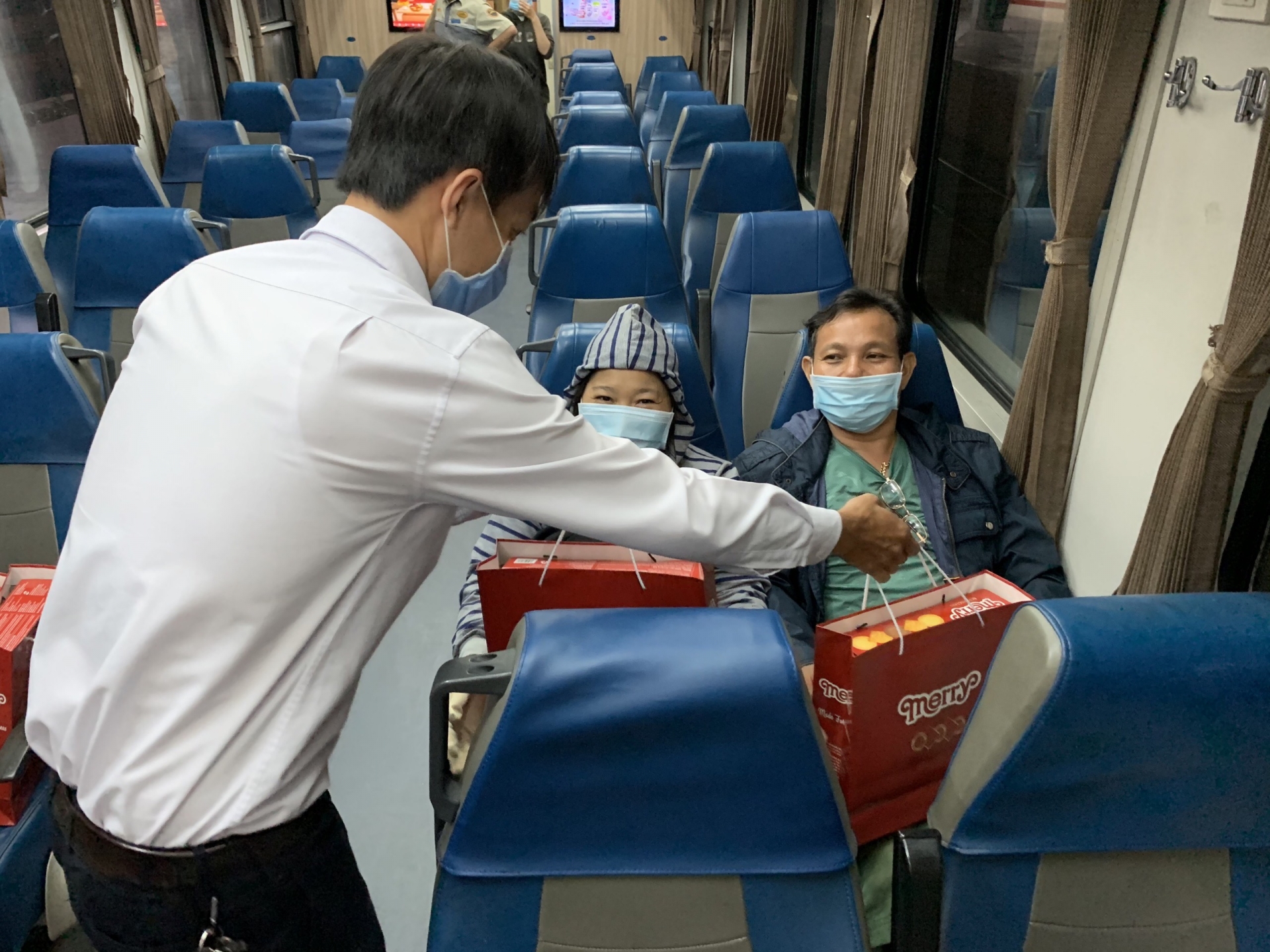 Chuyến tàu cuối cùng rời sân ga đêm Giao thừa Chuyến tàu cuối cùng rời sân ga đêm Giao thừa