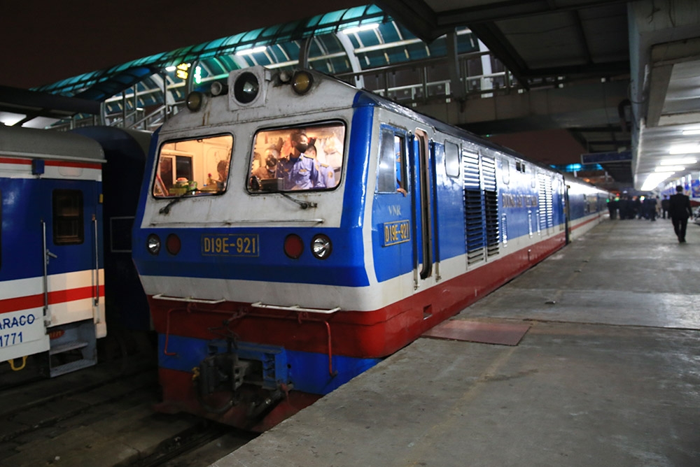 Chuyến tàu cuối cùng rời sân ga đêm Giao thừa Chuyến tàu cuối cùng rời sân ga đêm Giao thừa