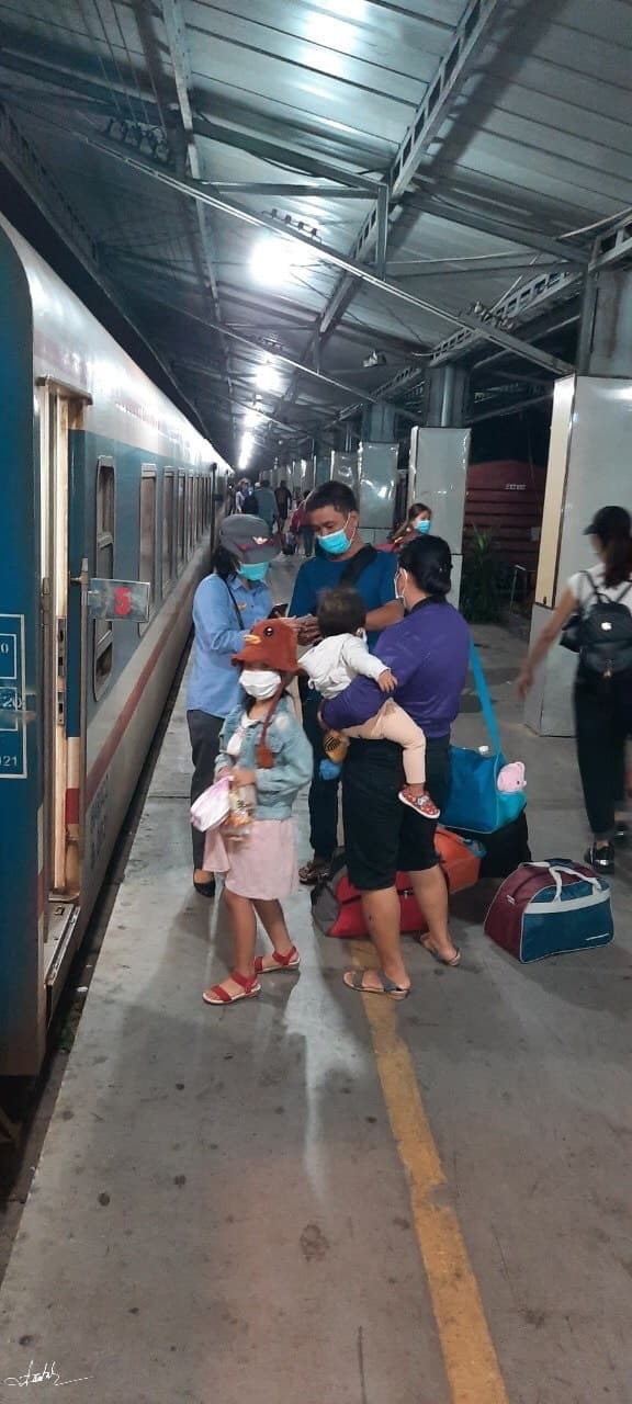 Chuyến tàu cuối cùng rời sân ga đêm Giao thừa Chuyến tàu cuối cùng rời sân ga đêm Giao thừa