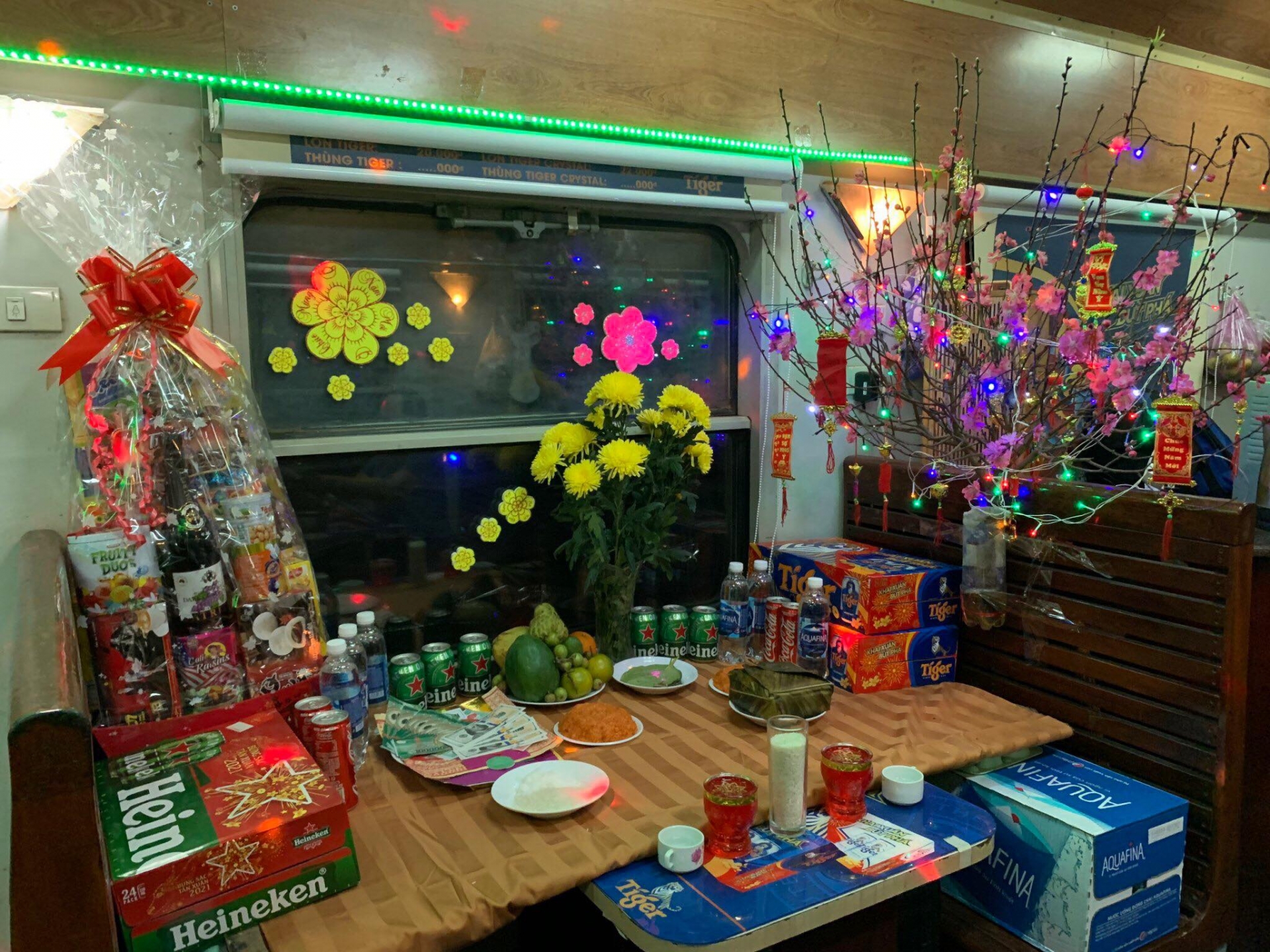 Chuyến tàu cuối cùng rời sân ga đêm Giao thừa Chuyến tàu cuối cùng rời sân ga đêm Giao thừa