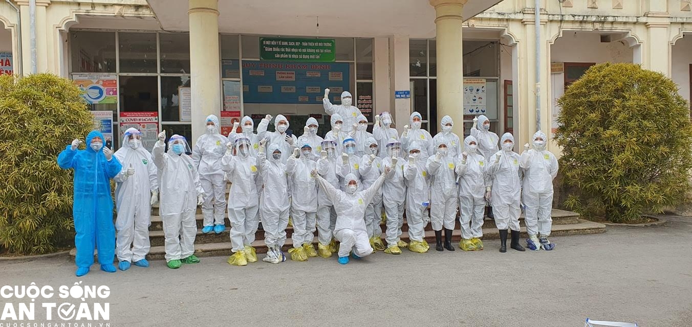 Những hình ảnh xúc động về các nữ y bác sĩ nơi tâm dịch