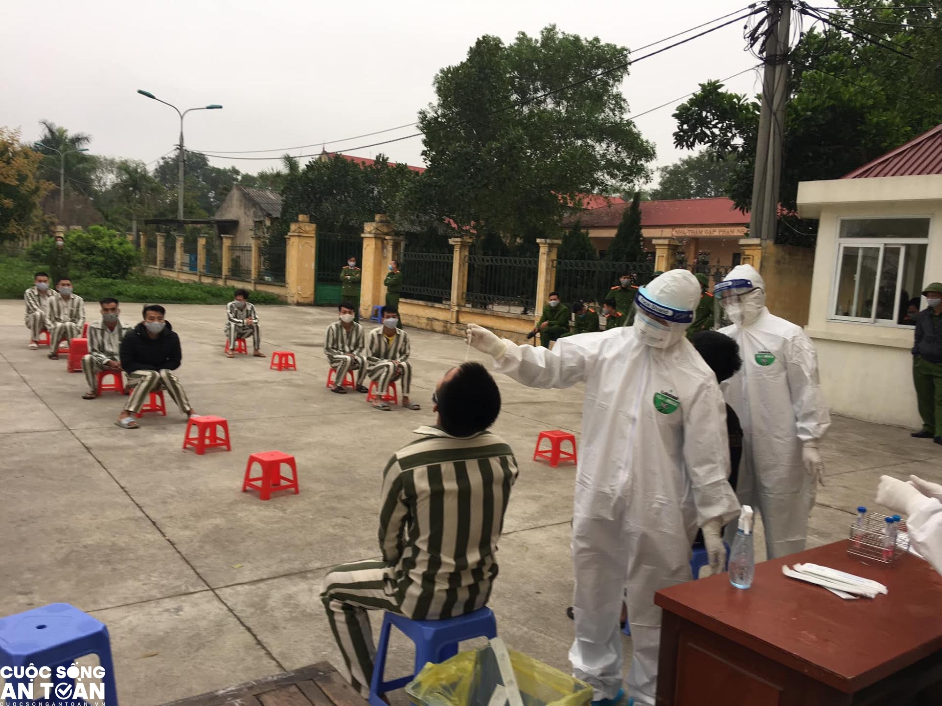 Những hình ảnh xúc động về các nữ y bác sĩ nơi tâm dịch