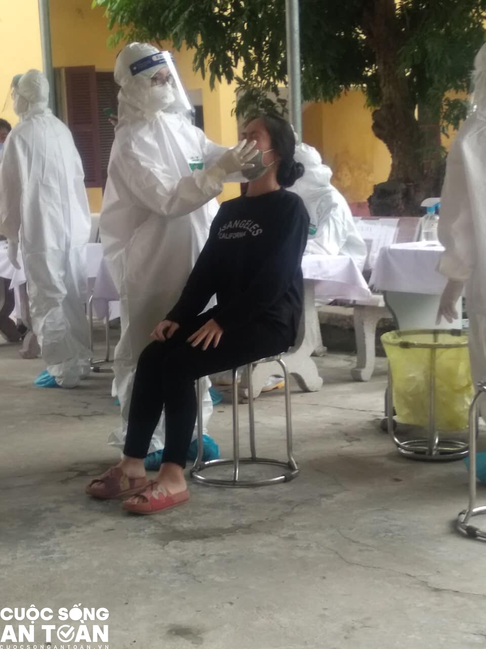 Những hình ảnh xúc động về các nữ y bác sĩ nơi tâm dịch